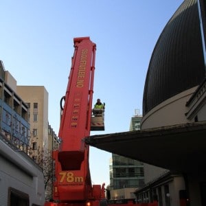 Montering banner storformat Star Wars på Collusseum Kino i Oslo av Markedsmateriell.no