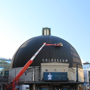 Montering banner storformat Star Wars på Collusseum Kino i Oslo av Markedsmateriell.no