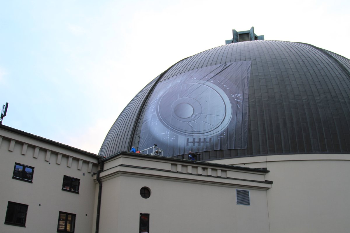 Montering banner storformat Star Wars på Collusseum Kino i Oslo av Markedsmateriell.no