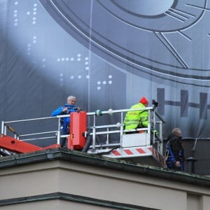 Montering banner storformat Star Wars på Collusseum Kino i Oslo av Markedsmateriell.no