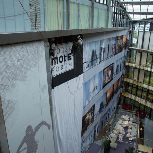 Montering av banner i storformat uten bruk av lift.