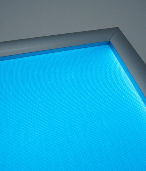 Plakatramme med LED lys 70x100 cm for innendørs bruk.