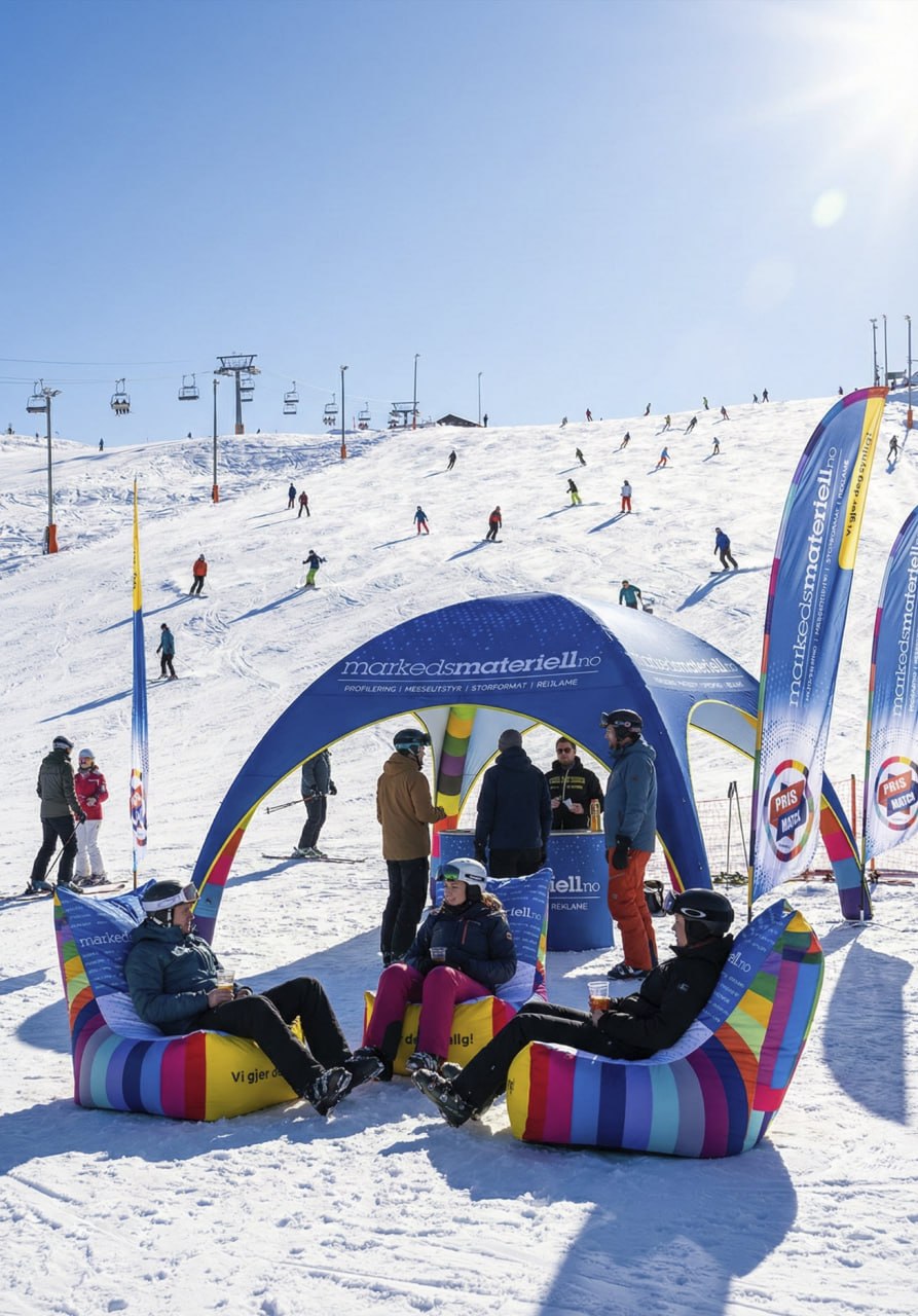 Beachflagg og oppblåsbart telt fra Markedsmateriell på skistede