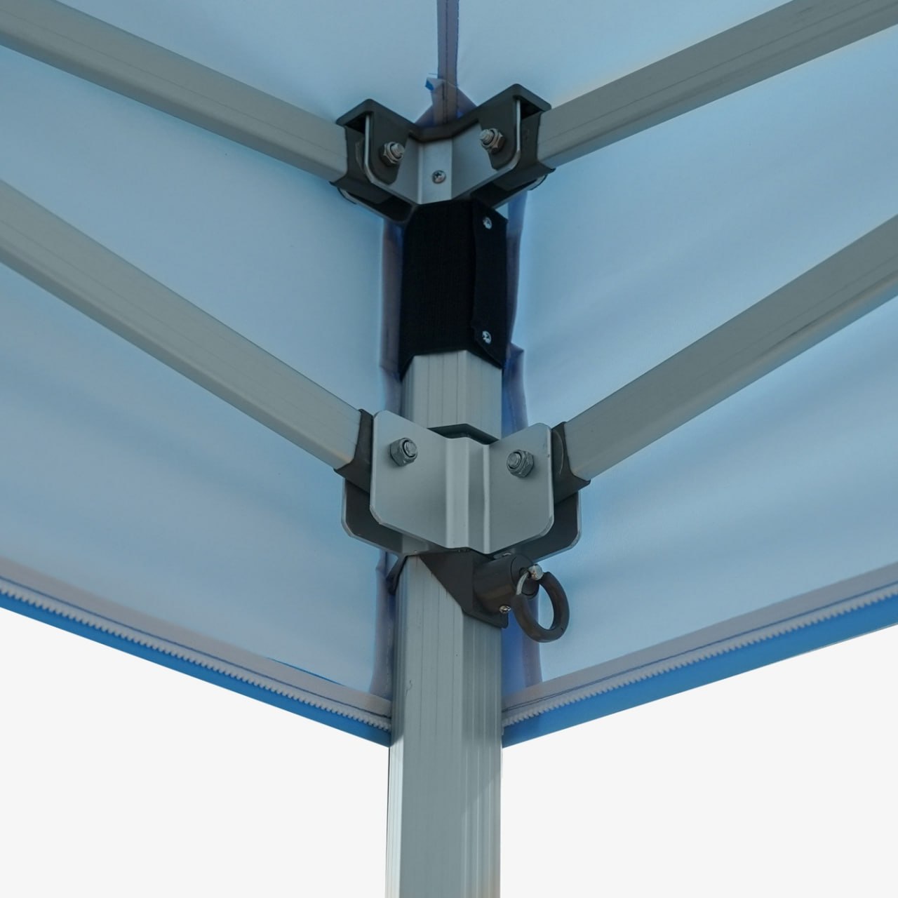 Aluminium rammekonstruksjon på easy-up telt – robust og lett